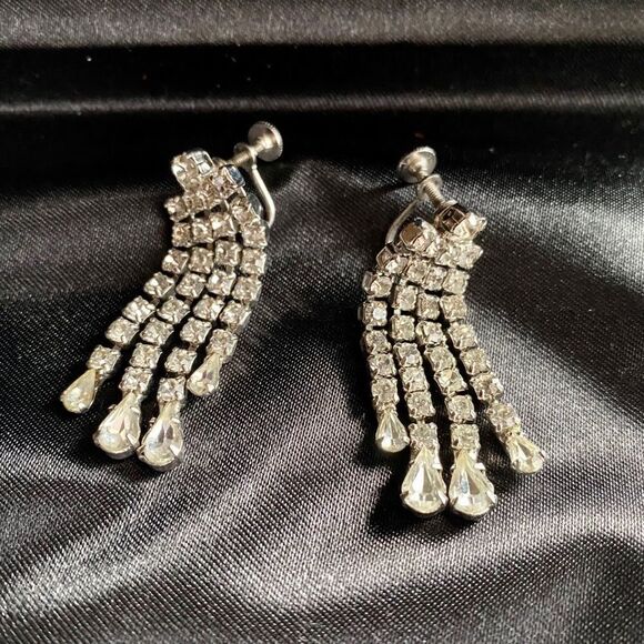 Weisner Jewelry - VINTAGE Weisner dangling fringe rhinestone earring